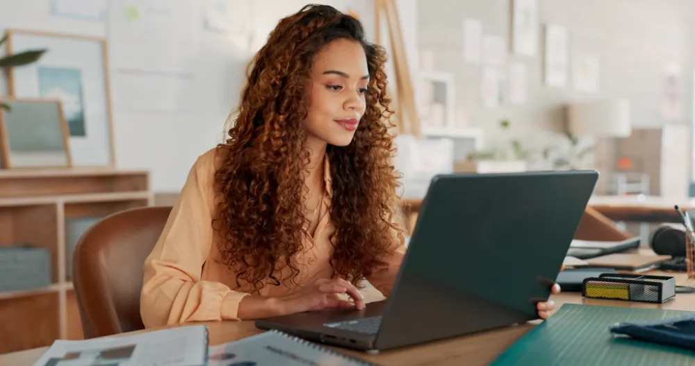 lady working on laptop submitting her surplus inventory problems.